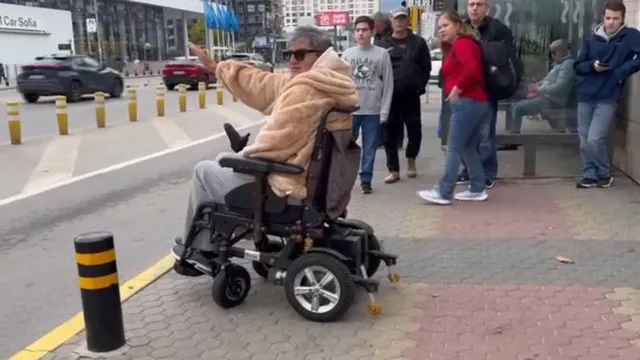 Четири автобуса и един човек в количка: Унижението като спирка от градския транспорт