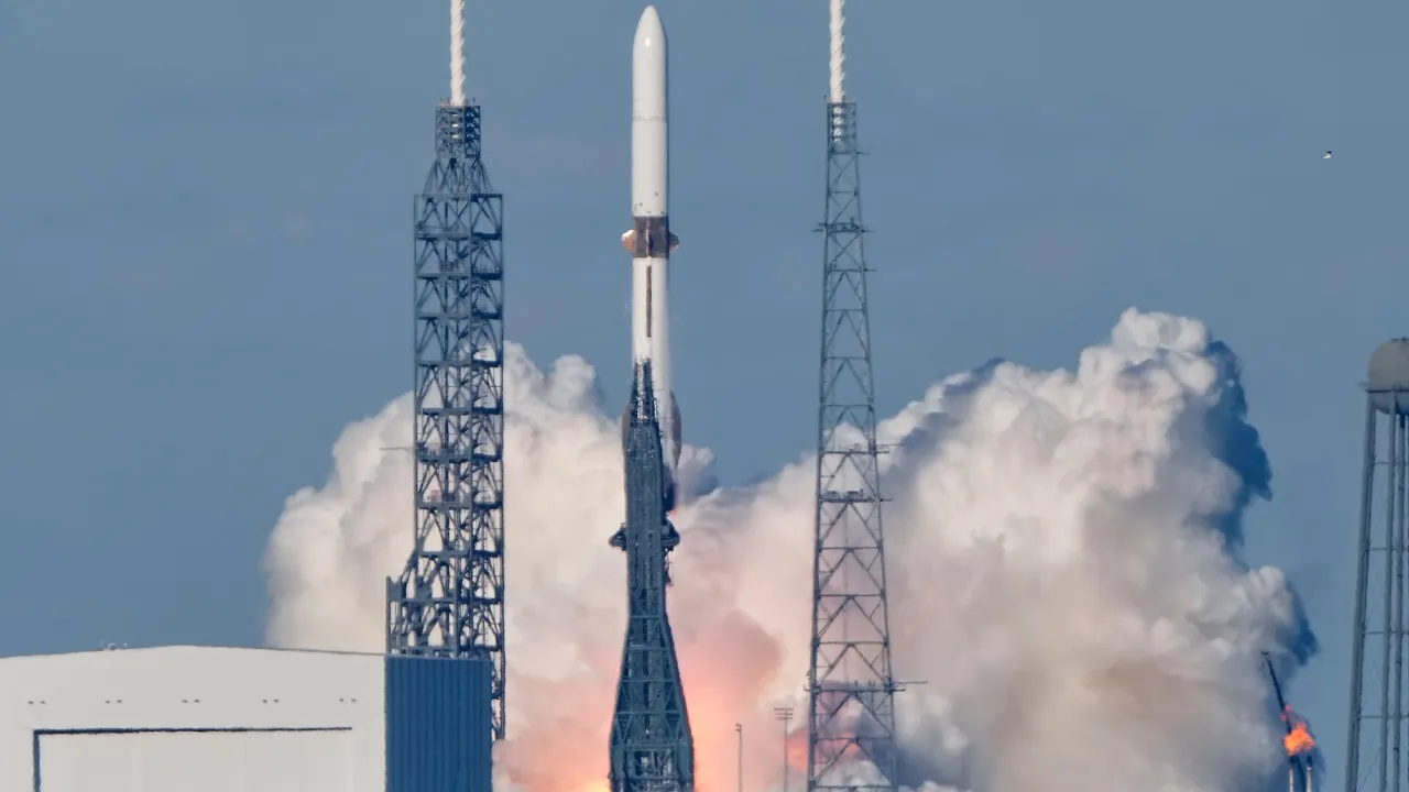 Китайски астронавти се завърнаха у дома след забавяне, причинено от предполагаем удар от космически отпадък