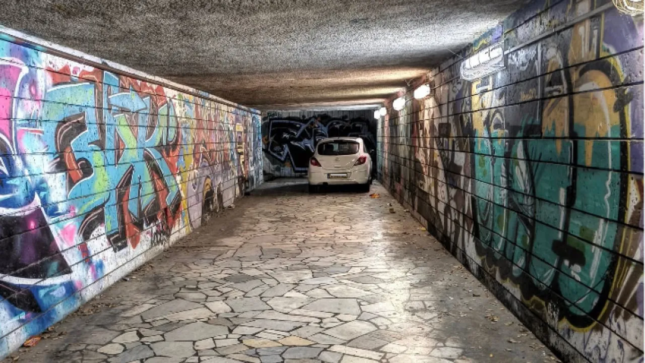 Кола паркира в подлез във Варна