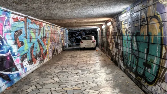 Кола паркира в подлез във Варна