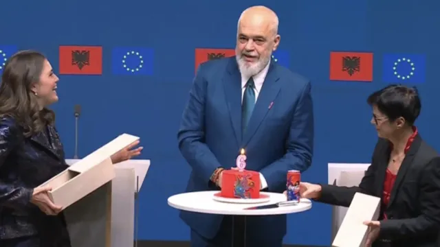 Албания отбелязва откриването на последния кръг от преговори за ЕС с торта