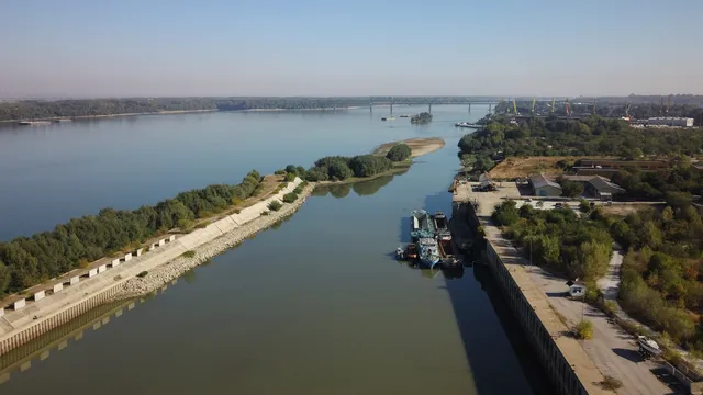 Евакуации по Дунав, след като турски кораб се запали след руски атаки с дрон