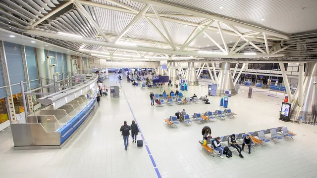 Заради силен вятър: Пренасочиха полети от летището в София