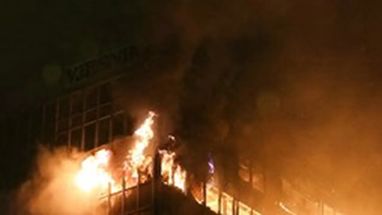 Пожар обхвана небостъргача „Вјесник“ в Загреб