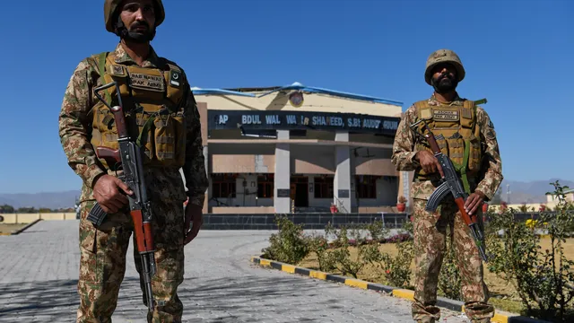 Пакистан уби 15 екстремисти при операции край границата с Афганистан