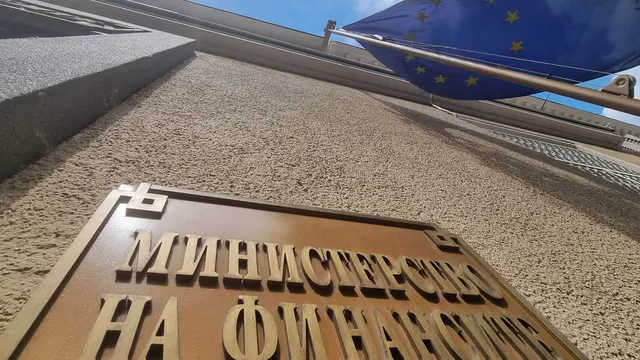 Докато обсъждат Бюджет 2026: МФ одобри нов дълг от 300 млн. лева