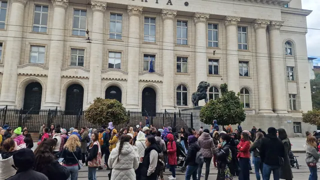 Чиновници започват серия от протести