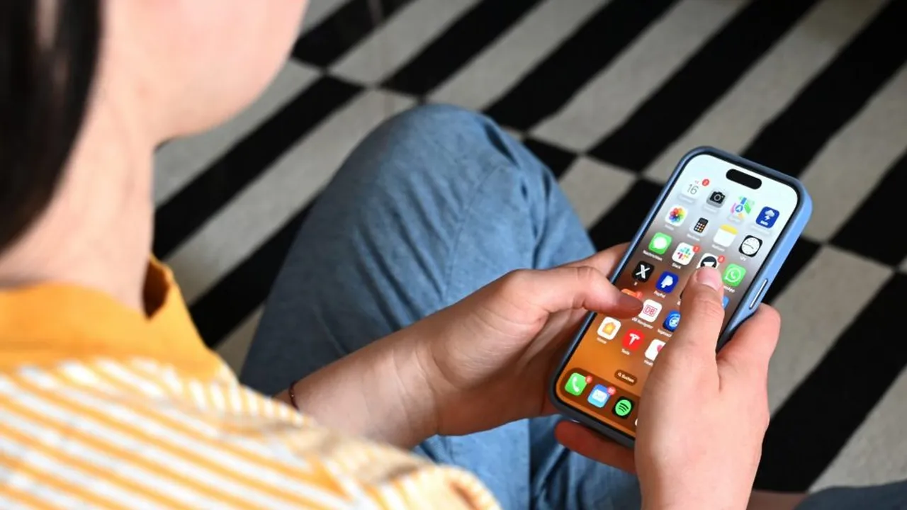 Компаниите трябва да носят основната отговорност за защитата на децата от ИИ, заяви представител на ЕП