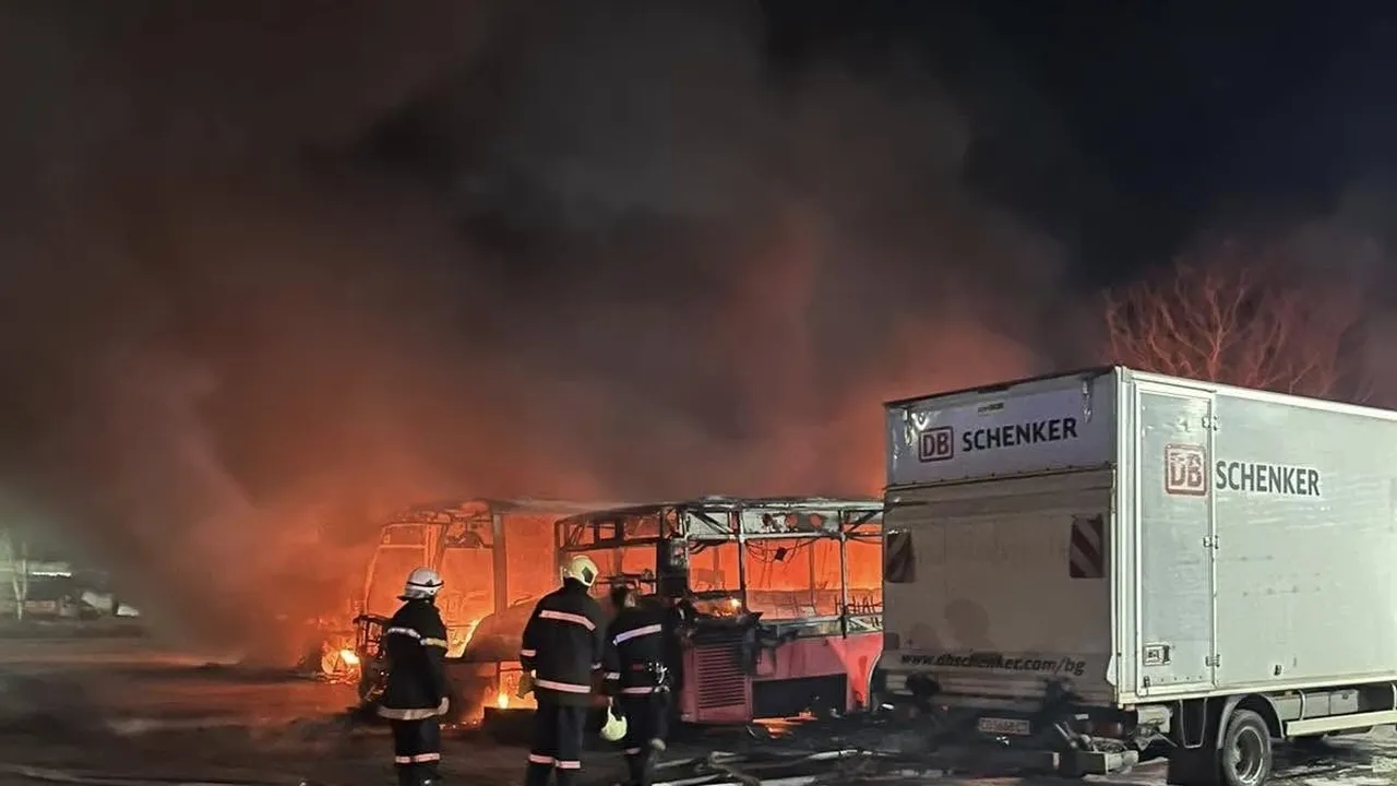 Пожар в Костинброд: четири автобуса изгоряха, общината взема заем