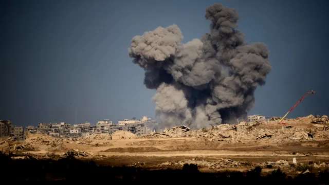 Израел удари сграда в Газа, има трима убити