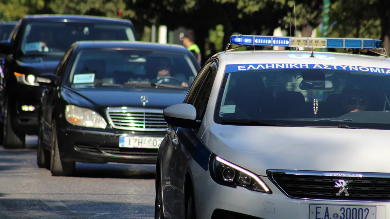 Двама българи задържани в Гърция за трафик на мигрант от Бангладеш