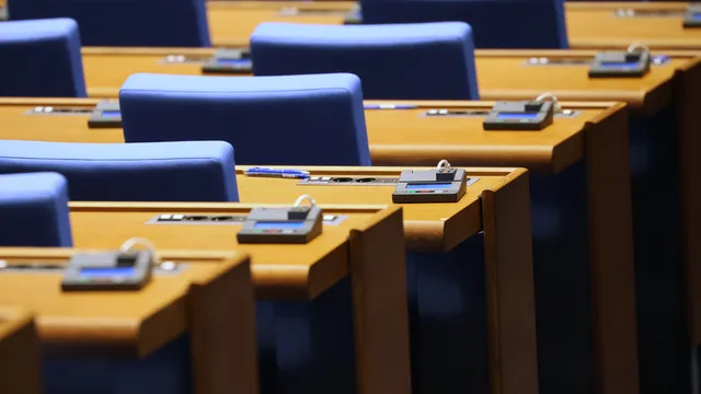 В пленарна зала: Законите за ДОО и за НЗОК на първо четене