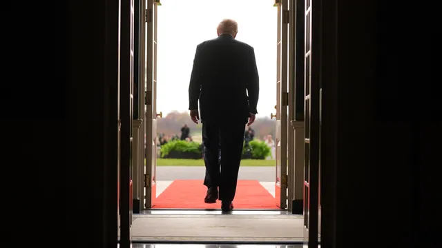 Тръмп: Подписах закона за разкриване на досиетата „Епстийн“