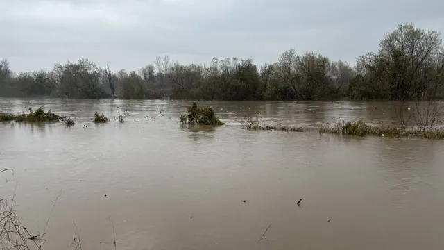 Заради силните валежи нивата на реките в Северна Македония се повишиха