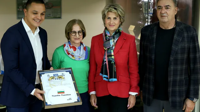 Цанко Цанков дари екипировката си от рекордното плуване в Дунав на Музея на спорта