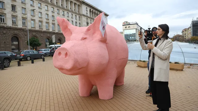 Напрежение между Асен Василев и Йордан Цонев за прасето-касичка