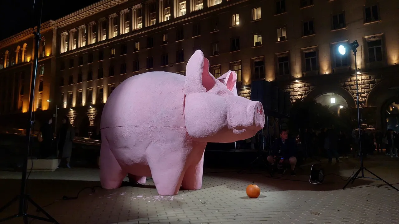 Прасето на ПП–ДБ светна и поведе вечерния протест