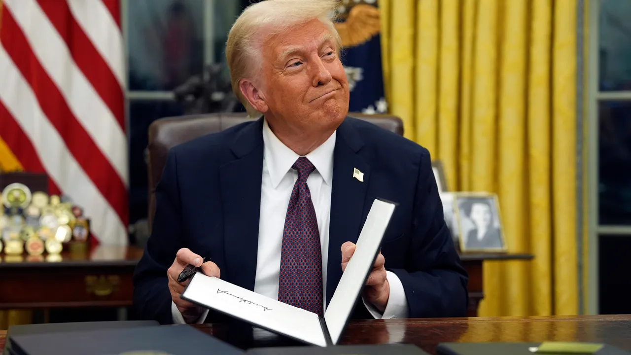 Тръмп подписа закона, разсекретяващ досиетата на Епстийн