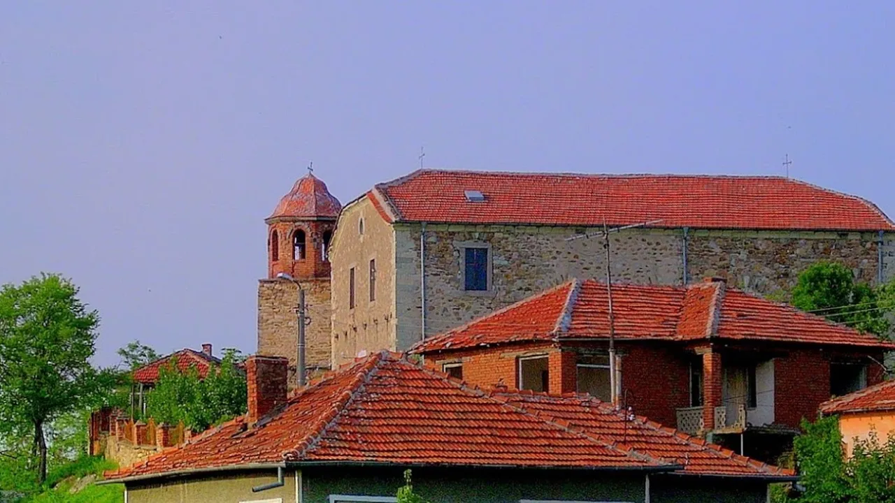 Протест в село Елена: Пътищата ни са заградени, нямаме достъп до земите си