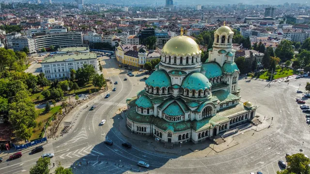 Днес почитаме свети Александър Невски и свети Амфилохий Иконийски