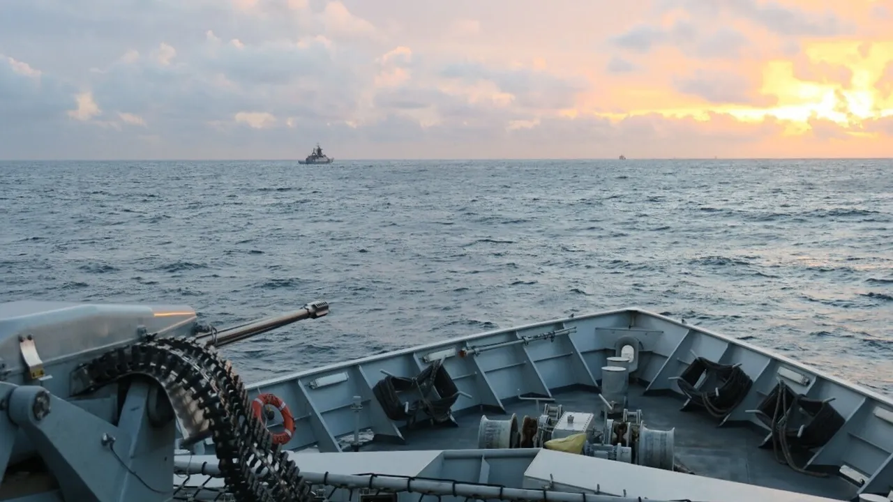 Британски военни кораби засекли руска корвета и танкер в Ламанша