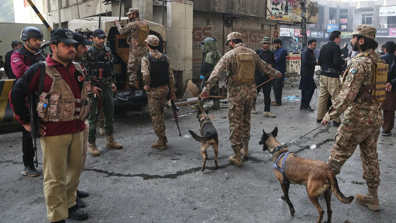 Трима военни са убити при атентат в Пакистан