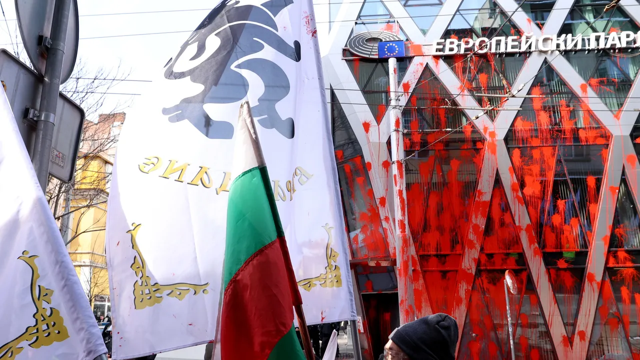 „Възраждане“ и симпатизанти отново в съда за щурма над ЕК