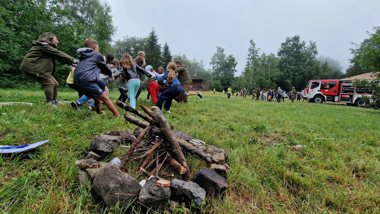Жива верига в кв. „Белите брези“ срещу застрояване в парка