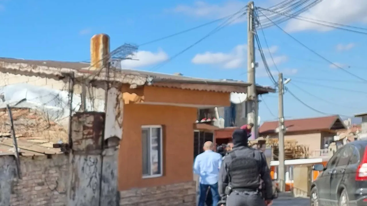 Зафиров уверява, че все повече хора от уязвими общности имат документи