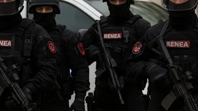 Двама арестувани при антитерористична операция в Албания, конфискувани са оръжия, боеприпаси и знамена на ИДИЛ