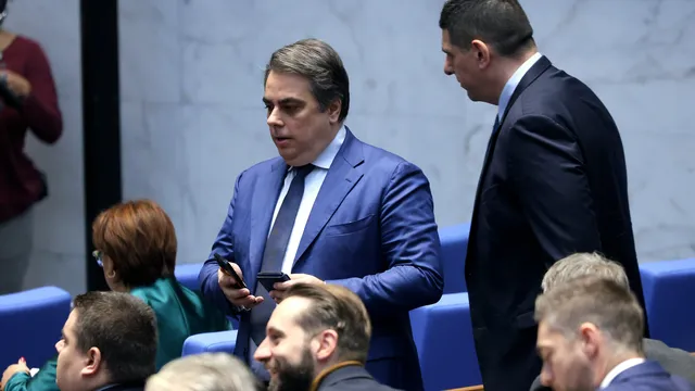 ПП – ДБ искат по-малки заплати за „бухалките на властта“