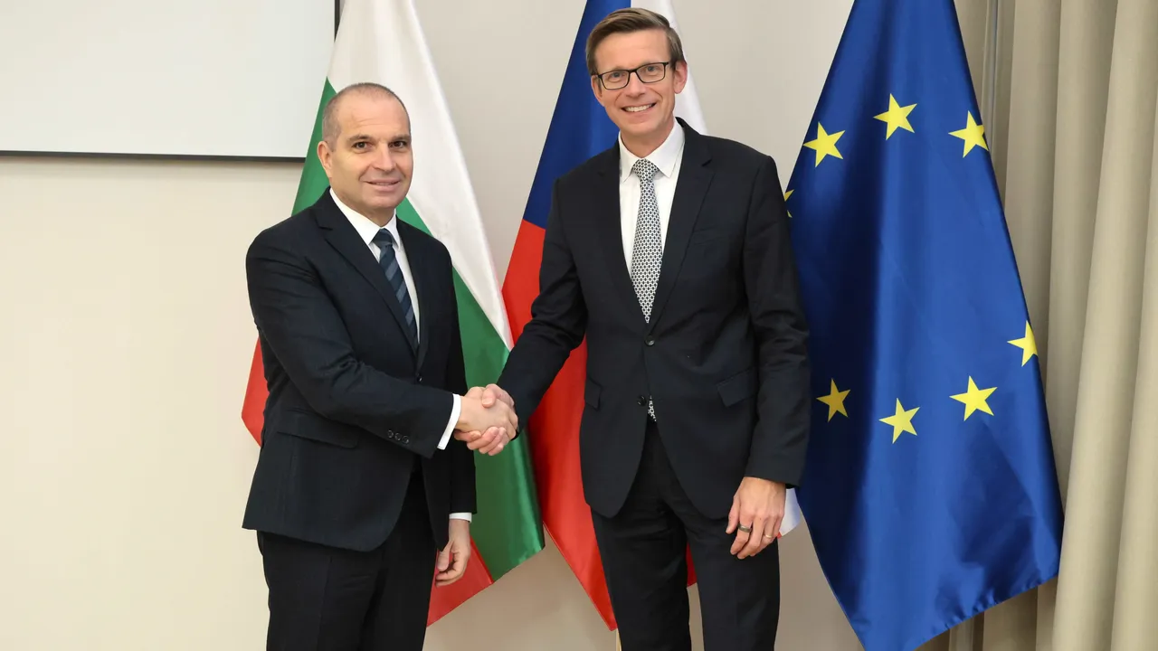 Караджов: Очакваме новите 25 влака да пристигнат в срок