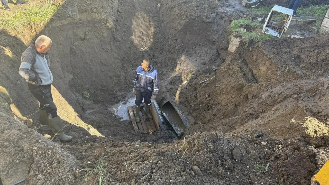 Гейзер с гореща вода "полива" градинка в кв. "Младост"