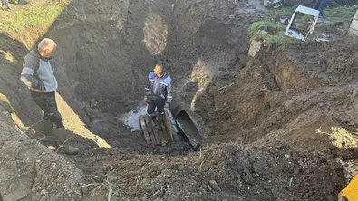 Гейзер с гореща вода "полива" градинка в кв. "Младост"