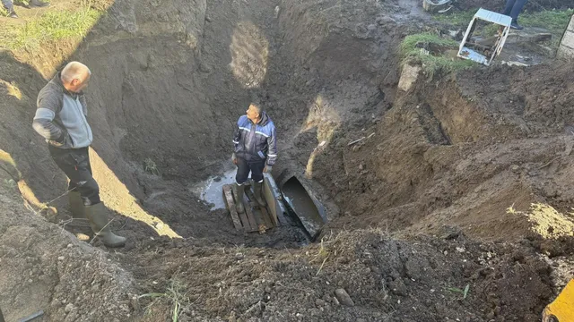 Гейзер с гореща вода "полива" градинка в кв. "Младост"