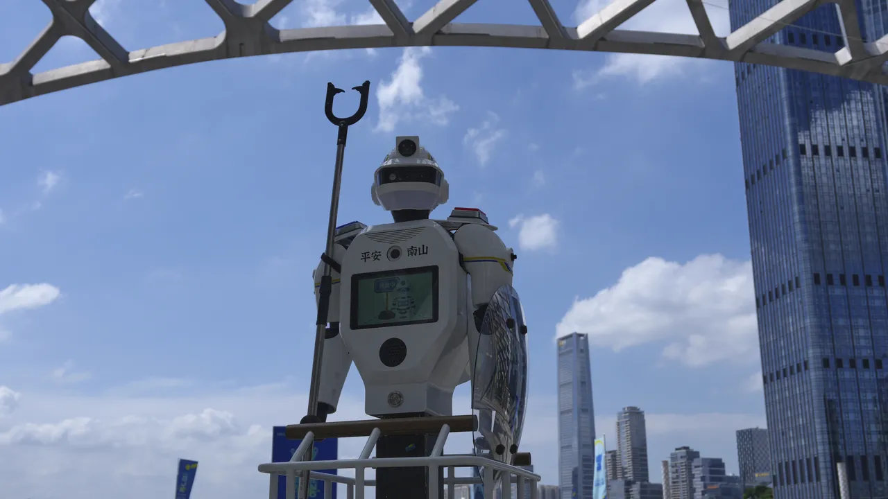 Китай разполага хуманоидни роботи по границата с Виетнам