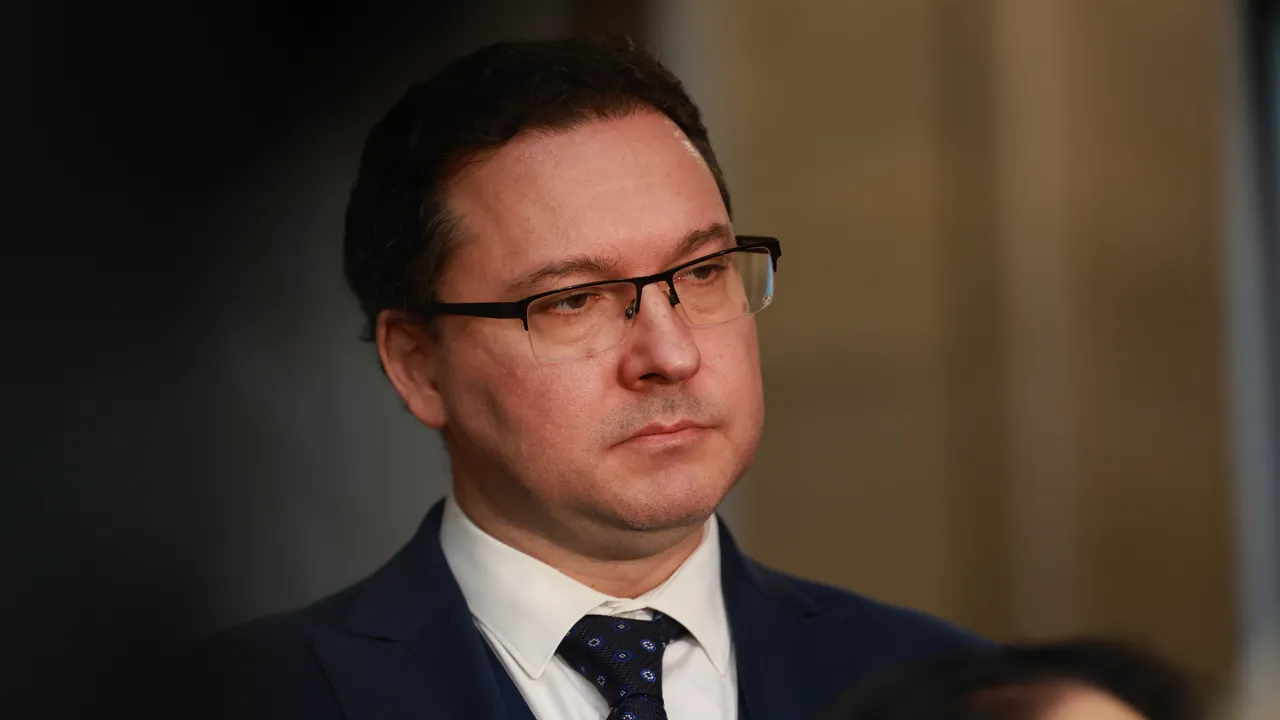 Министър Митов раздаде по 400 лв. бонуси на всички от МВР