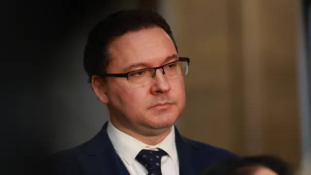 Министър Митов раздаде по 400 лв. бонуси на всички от МВР