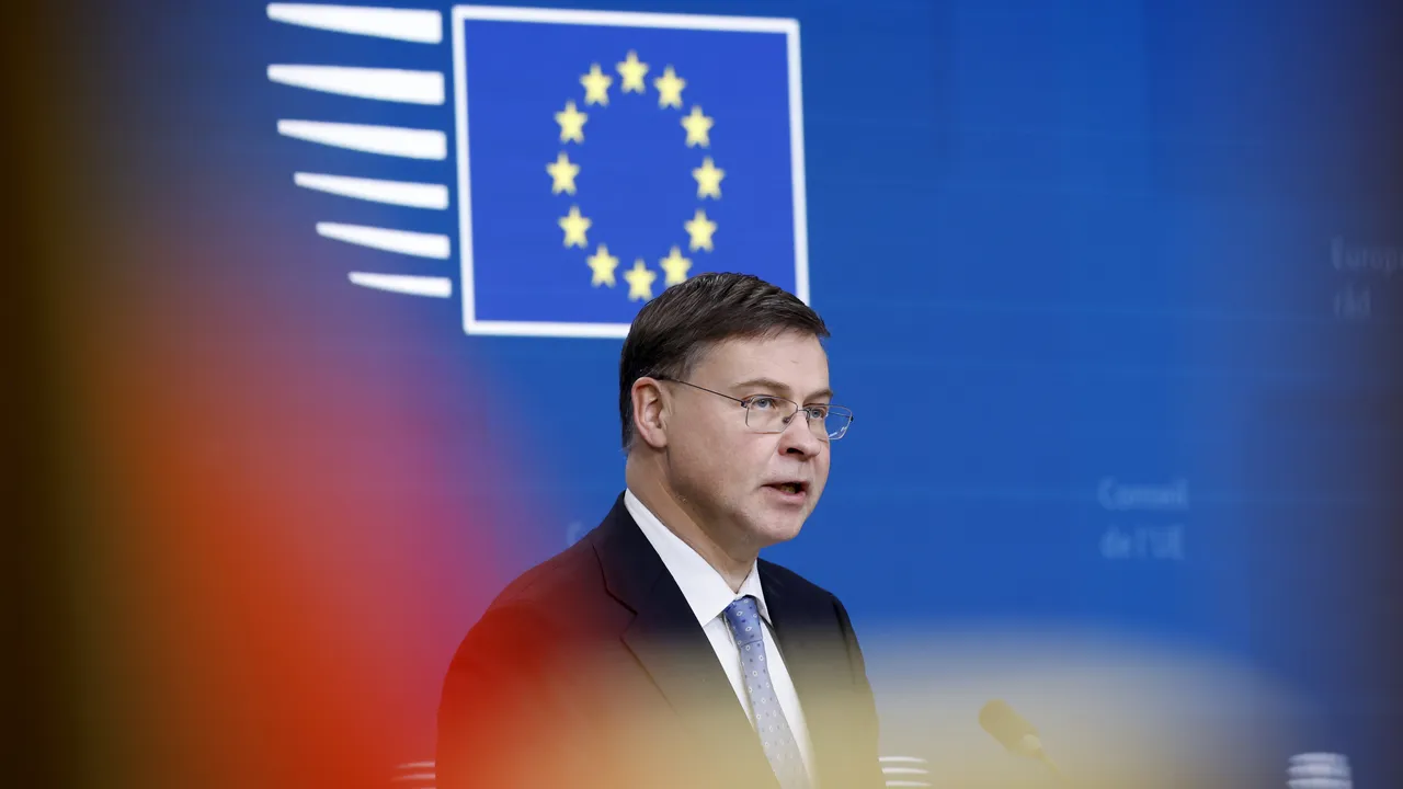 ЕС настоява замразените руски активи да финансират Украйна, заяви Домбровскис