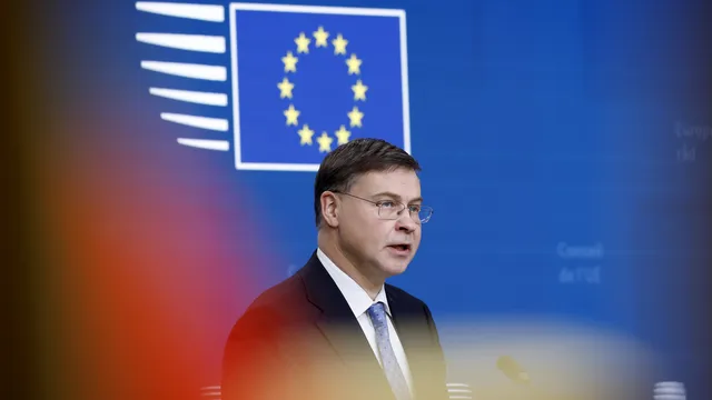 ЕС настоява замразените руски активи да финансират Украйна, заяви Домбровскис