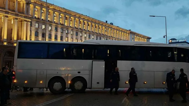 Белият автобус се появи на протеста на ПП (ВИДЕО)