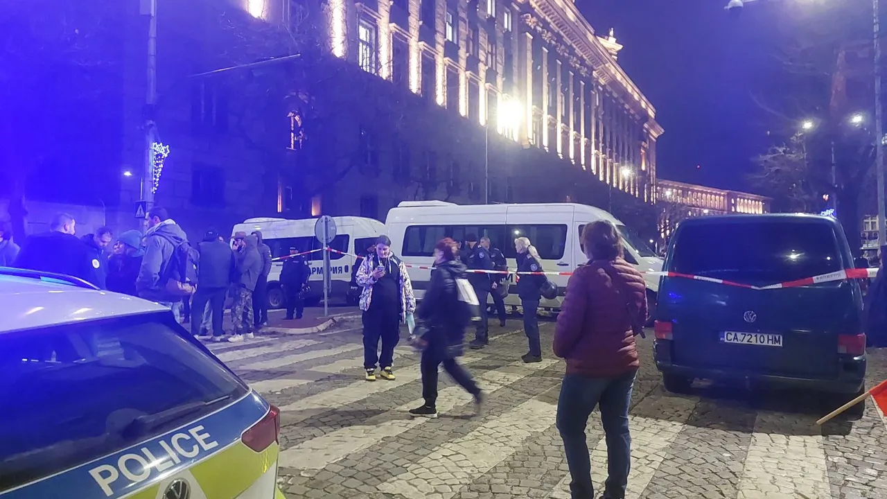 Полицейски кордон спира хора към протеста против Бюджета