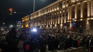 Полицаи с каски, пиратки във въздуха – напрежението около протеста расте