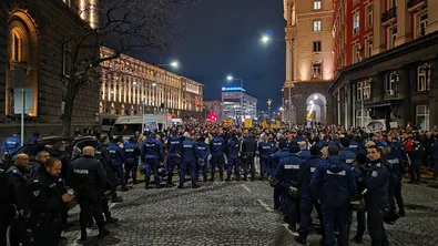 Ескалация пред НС: Спукани гуми и блокирани депутати