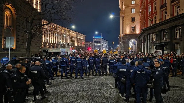 Ескалация пред НС: Спукани гуми и блокирани депутати