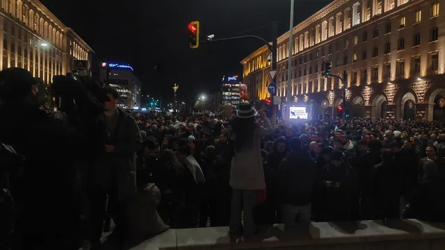 С жива верига Кирил Петков и подръжници на ПП блокираха  входа за колите на НСО (ВИДЕО)