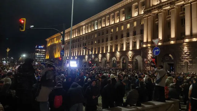 Напрежение и арести на протеста на ПП-ДБ, полицията използва сълзотворен газ (ВИДЕО)
