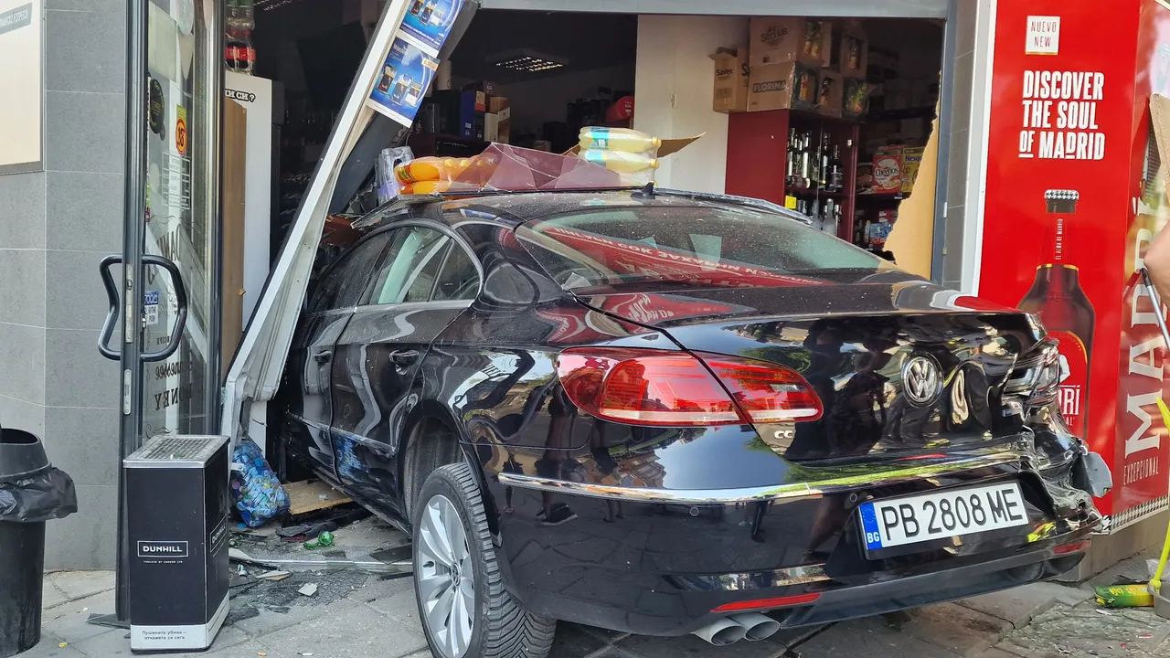 Млад шофьор влетя с колата си в аптека