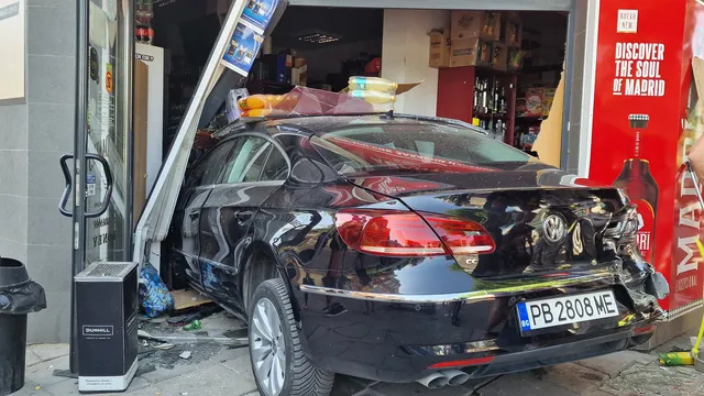 Млад шофьор влетя с колата си в аптека