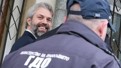 Побелял, но с усмивка: Коцев се завърна пред Варненския съд